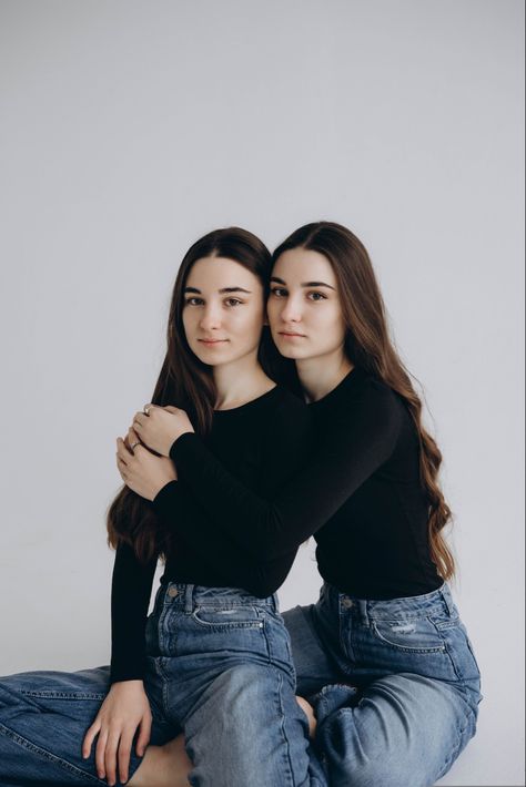 Twins Studio Photoshoot, Sister Studio Photoshoot, Sibling Studio Photoshoot, Best Friend Photoshoot Studio, Sister Photoshoot Ideas, Adult Sibling Photography, Sister Portraits, Sister Photoshoot, Sisters Photography