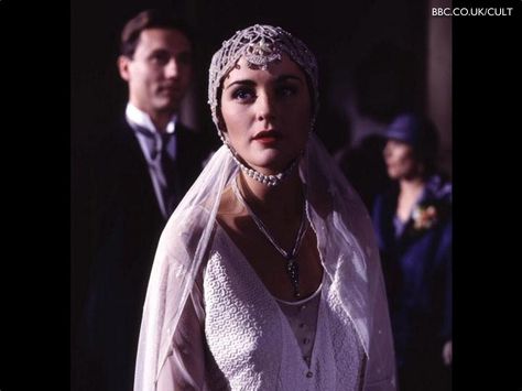 Louise Lombard - "The House Of Elliot" (TV 1991-1994) - Costume designers : James Keast & Joan Wadge Louise Lombard, House Of Elliot, Flapper Wedding Dresses, Look Gatsby, 1920s Wedding Theme, Party Like Gatsby, Gatsby Look, 1920 Fashion, Wedding Movies