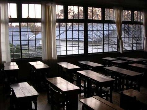 dark academia School Aesthetic Classroom, Aesthetic Classroom, Dark Academia School, Boarding School Aesthetic, Wammy's House, Film Ideas, Dark Acadamia, Corpse Party, College Aesthetic