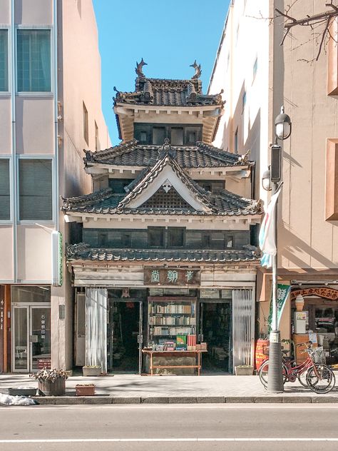 Japanese Store Fronts, Japanese Library, Old Bookstore, Japan Building, Japanese Buildings, Japanese Village, Traditional Japanese Architecture, Nagano Japan, Japan Architecture