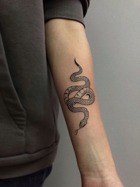 Hart Tattoo, Around Arm Tattoo, Tattoo Snake, Shoulder Blade Tattoo, Snake Tattoo Design, Muster Tattoos, Classy Tattoos, Snake Tattoo, Simplistic Tattoos