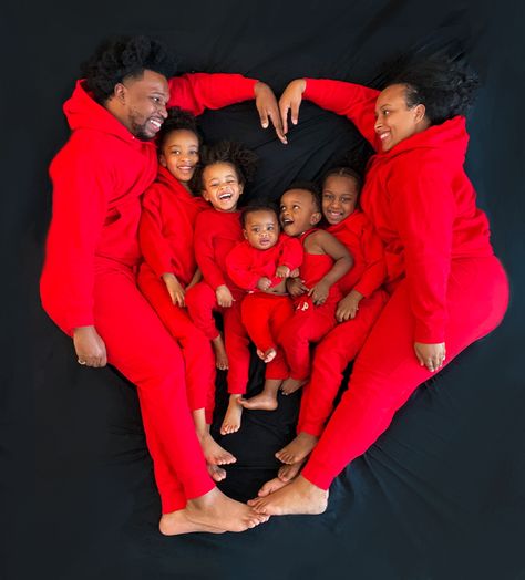 Christmas Family Photoshoot, Family Valentines Day, Family Photoshoot Outfits, Family Holiday Photos, Black Knowledge, Christmas Family Photos, Family Fashion, Cute Family, Family Goals