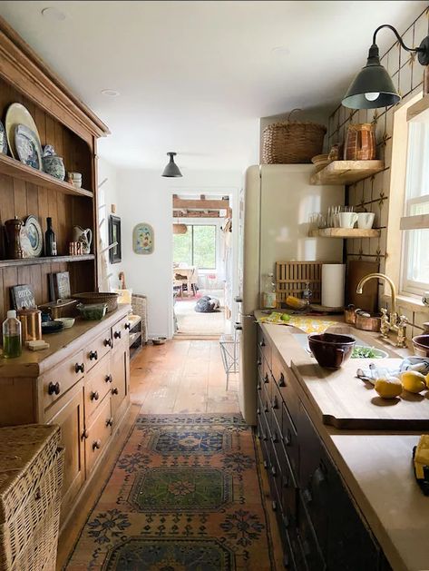 Hayes Cottage, Cottagecore Kitchen Aesthetic, House Interior Design Kitchen, Kitchen European, English Cottage Kitchens, Natural Cabinets, Cottagecore Kitchen, Kitchen Cottage, Farmhouse Cottagecore