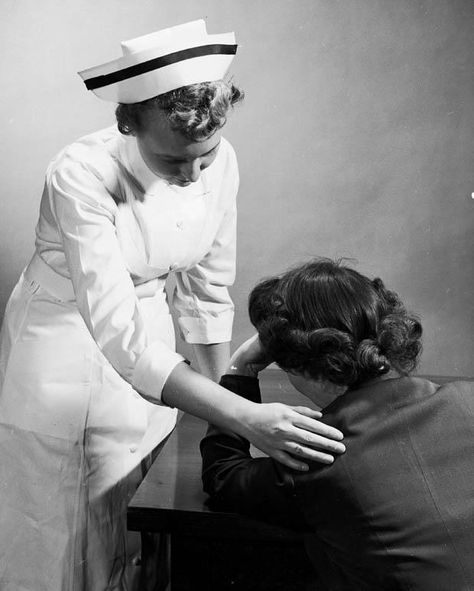 psychiatric nurse Nursing Pictures, History Of Nursing, Women In White, Nurse Training, Army Nurse, Psychiatric Nursing, Vintage Nurse, Vintage Medical, Nursing Cap