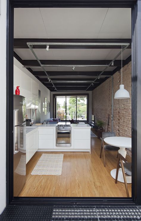 Long gallery style. open space. Industrial lighting and wiring Industrial Style Decor, Building A Container Home, Container Architecture, Narrow House, Kitchen And Dining Room, Casa Container, Container Design, Container House Design, Shipping Container Homes