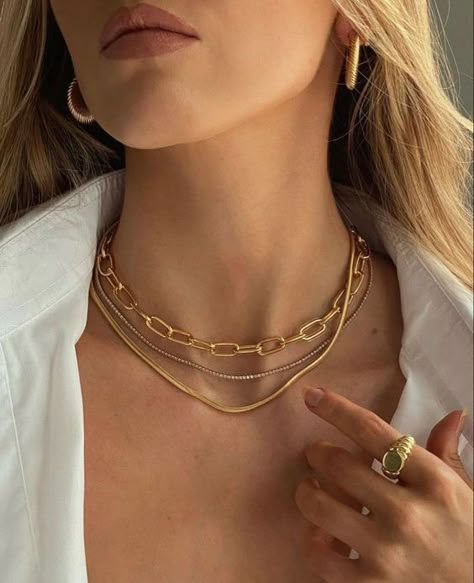 Necklace Photography, Jewellery Photography Inspiration, Jewelry Product Shots, Jewelry Photography Styling, Jewellery Photography, Jewelry Photoshoot, Classy Jewelry, Jewelry Model, Minimal Jewelry