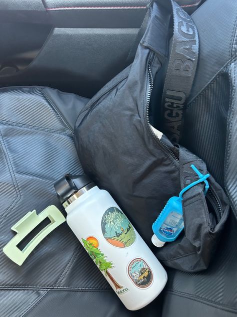 Hydroflask With Stickers Aesthetic, Baggu Aesthetic Girl, Whats In My Baggu Crescent Bag, Baggu Crescent Bag Outfit Aesthetic, What’s In My Baggu, Baggu Bag Aesthetic, Baggu Crescent Bag Aesthetic, Baggu Crescent Bag Outfit, In Car Aesthetic