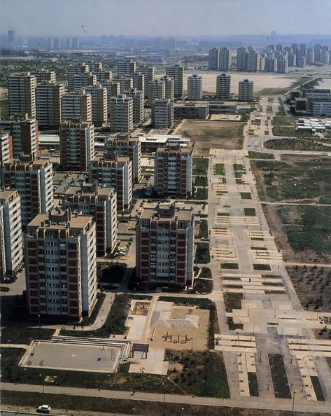 ONCE UPON A TIME IN YUGOSLAVIA : Photo Beograd. Blok 45, i blok 70 identican kao u ogledalu u daljini. Yugoslavian Architecture, New Belgrade, Ceramic Witch, Monumental Architecture, Iranian Architecture, Brutalism Architecture, Flat Apartment, Belgrade Serbia, Apartment Architecture