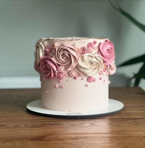 Female Cake Ideas, Roses Cake Design, Cake Designs Rose, Rose Cake Ideas, Baby Pink Cake, Simple Floral Cake, Pastel Pink Cake, Pink Buttercream Cake, Pink Cake Ideas