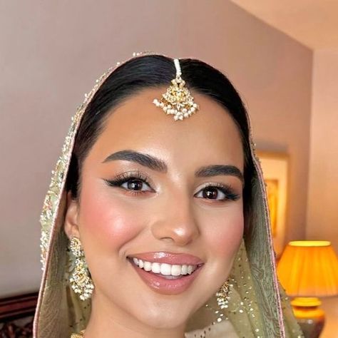 Bespoke Asian Weddings on Instagram: "#Repost from @hila.makeup 🌸🌸 #BespokeAsianWeddings  Follow @bespokeasianweddings_ for more 🤍 •  •   •  • #wedding #pakistan #pakistaniwedding #dress #shaadi #dulhan #reception #nikah #walima #regal #bridesmaid #decor #bride #teambride #makeup #beautiful #jewels #instagram #pakistanifashion #pakistani #pakistanibride #love #pakistanibridalwear #mehndi #explorepage #lahore #pakistanibridal #thepakistanibride" Wedding Makeup South Asian, Nikkah Makeup Looks Pakistani, Valima Dress For Bride, Asian Bridal Makeup Natural, Nikah Makeup Look, Nikkah Makeup Looks, Pakistani Bride Makeup, Shaadi Makeup, Weddings Vibes