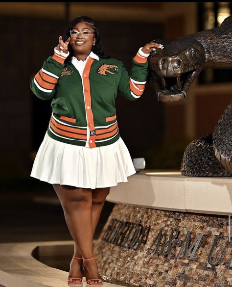 Hbcu Graduation Pictures Photo Ideas, Famu Graduation Pictures, Hbcu Graduation Pictures, Graduation Inspiration, Bday Outfits, Grad Poses, Creative Photoshoot, Graduation Picture, Creative Photoshoot Ideas