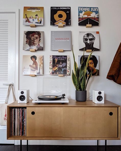 Bed Over Dresser, Vinyl Record Bedroom, Vynil Wall Aesthetic, Turntable Setup Living Rooms, Music Corner Ideas, Record Player Living Room, Record Room Ideas, Bedroom Poster Prints, Aesthetic Posters Wall