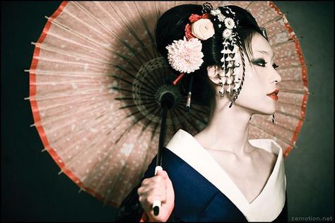 Modelling Poses, Asian Modeling, Geisha Makeup, Modeling Poses, Geisha Tattoo, Memoirs Of A Geisha, Geisha Art, Flowers In Her Hair, Asian Inspiration