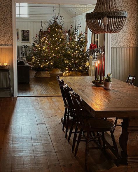 Christmas Scandinavian Style, Swedish Home, My Scandinavian Home, Happy Saturday Friends, Simple Cottage, Cozy Christmas Decor, Merry Christmas Eve, Swedish Christmas, Cottage Interior