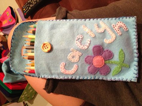 Diy Sewing Pencil Case, Pencil Case Ideas Diy, Felt Pencil Case, Pencil Case Sewing, Sewing Club, Kids Workshop, Cute Embroidery, Flower Embroidery Designs, Pencil Pouch