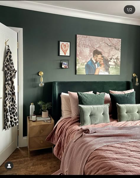 Pink Green Bedrooms, Mauve Bedroom, Dark Green Rooms, Green Bedroom Walls, Rose Bedroom, Green Bedroom Decor, Deco Rose, Gold Bedroom, Green Bedroom