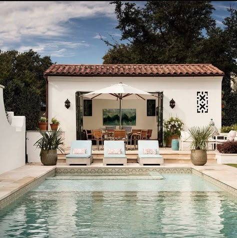 Spanish Seaside Villa, Spanish Style Home Pool, Spanish Style Backyard With Pool, Spanish Style Homes With Pools, Spanish Swimming Pool Designs, Spanish Style Pool House, Spanish Revival Pool, Modern Spanish Pool Design, Spanish House Pool