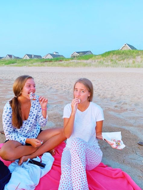 Preppy Beach, Preppy Lifestyle, Bff Pictures, Preppy Summer, Preppy Aesthetic, Best Friend Goals, Summer Photos, Pina Colada, Cute Fits