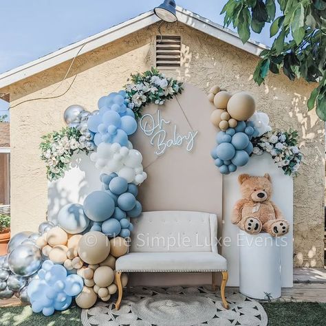 Blue Balloon Garland Backdrop, Baby Shower Backdrop Ideas Boys, Baby Boy Shower Backdrop, Diy Baby Shower Backdrop, Silver Balloon Arch, Baby Shower Arch Backdrop, Baby Shower Photo Backdrop, Blue Baby Shower Decorations, Teddy Bear Baby Shower Theme