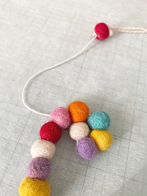 DIY trivets Wool Ball Trivet Diy, Felted Ball Crafts, Felt Ball Coasters Diy, Felt Pom Poms Diy, Felt Ball Trivet, Wool Roving Crafts, Felt Ball Trivet Diy, Wool Ball Crafts, Diy Trivet