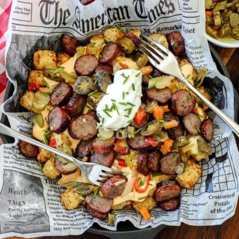 Brats and Tots (Bratwurst Nachos Recipe) - Bonappeteach Dinner Ideas Brats, Bratwurst Breakfast Recipes, Gluten Free Bratwurst Recipes, Brat Leftover Recipes, Sausage Brats Recipes, Jalapeno Cheddar Bratwurst Recipes, Leftover Brats Recipes Healthy, Recipe With Bratwurst, Bratwurst Appetizers