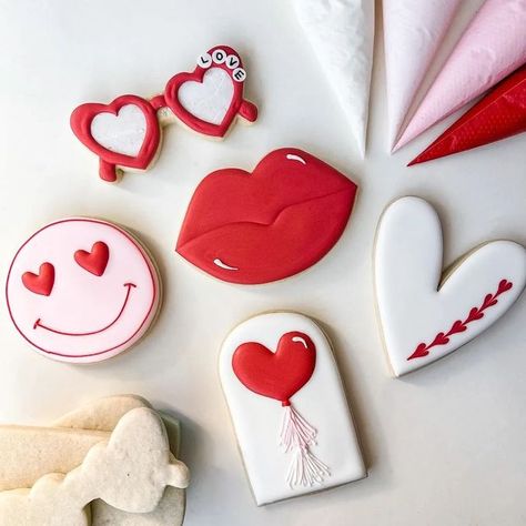 Cookies To Decorate, Valentine Cookies Decorated, Valentines Day Sugar Cookies, Icing Transfers, Valentines Cookies, Valentine Sugar Cookies, Valentines Baking, Decorate Cookies, Royal Iced Cookies