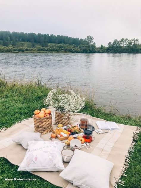 Picnic Surprise, Surprise Proposal Pictures, Girls Picnic, Nature Picnic, Date Food, Picnic Dates, Picnic Date Food, Save The Date Pictures, Picnic Photography