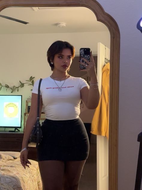 Seamstress Aesthetic Outfit, Curvy Healthy Aesthetic, Chubby Woman Outfit, Mid Size Baddie, Midsize Jorts Outfit, Midsize Poses Instagram, No Waist Body Shape Outfit, Big Shoulders Women, Fuller Bust Outfit