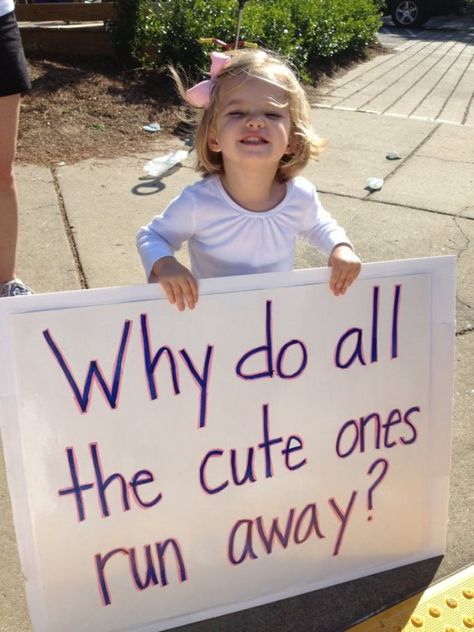 Why do all the cute ones run away? Funny Running Pictures, Running Race Signs, Running Signs, Marathon Signs, Running Funny, Marathon Posters, Running Pictures, Running Posters, Marathon Motivation