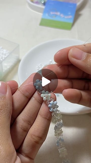 Bracelet Mini Beads, How To Make Flowers On A Bracelet, Easy Bead Bracelets To Make, Ideas For Beads Diy Crafts, Brad Bracket Ideas, Flower Beads Pattern, Mini Bead Bracelet, Braclate Ideas Beads, Diy Beaded Flower Bracelets