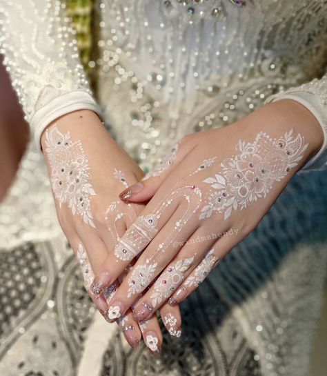 White Henna Wedding Simple, Henna White Wedding, Henna Wedding Putih, Henna Wedding Simple, Henna Art Wedding, White Wedding Henna, Henna Nikah, Simple Henna Designs Hand, White Henna Tattoo