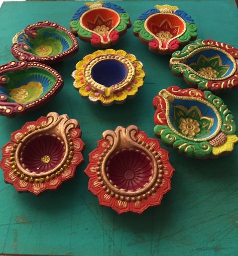 Clay diya painting with acrylic colours Clay Diya Painting Ideas, Diva Painting Diwali, Diva Decoration For Diwali, Painted Diyas For Diwali, Simple Diya Paintings For Diwali, Painting Diyas For Diwali, Diya Designs Diwali, Diya Paintings Acrylic, Diya Designs Painting