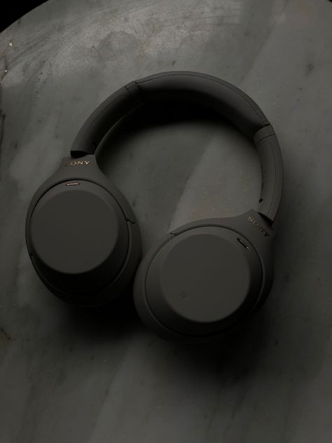 Earphones Aesthetic Black, Sony Earphone, Sony Headphones Aesthetic, Earphones Aesthetic, Headphones Sony, Home Recording Studio Setup, Cute Headphones, Tech Aesthetic, Sony Headphones