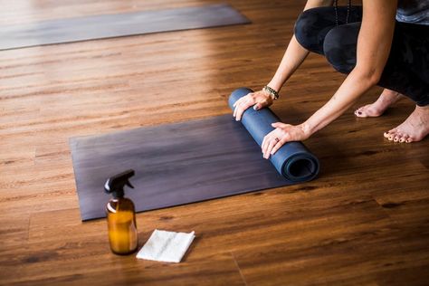 Diy Yoga Mat Cleaner, Clean Yoga Mat, Diy Yoga Mat, Lululemon Yoga Mat, Yoga Mat Spray, Yoga Mat Cleaner, Diy Yoga, Best Cleaner, Yoga Mats Best