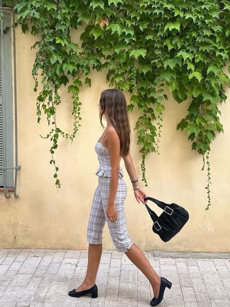 Capri Trousers Are Back on the Rise This Season | Who What Wear UK Capri Pants Outfits, Italian Summer Outfits, Capri Outfits, Summer Pants Outfits, Black Capri Pants, Capri Trousers, European Summer Outfits, Europe Outfits, Pant Trends