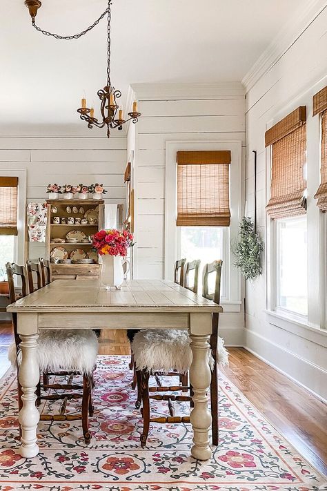 Cottagecore - Photo examples from Simply Southern Cottage Cottage Style Dining Room, Cottagecore Interior, Cottage Dining Rooms, Southern Cottage, Cottagecore Home, Cottage Style Home, Living Vintage, Estilo Country, Cottage Interiors