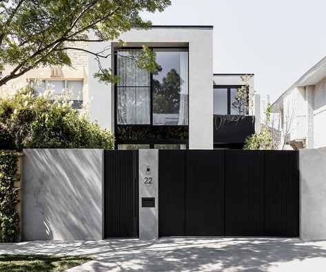 Clever planning and a refined materials palette have resulted in a modern Toorak home that is flooded with natural light and brimming with luxury. Minimalist Beach House, House Fence, House Fence Design, Front Fence, Bungalow Renovation, House Gate, Front Gate, House Gate Design, Houses Architecture