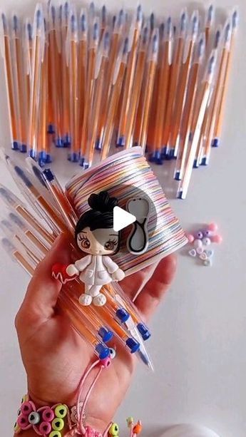 How To Decorate Pens, How To Decorate A Pen, Diy Pen Decoration, Pen Decorating Ideas, Jane Romero, Pencil Toppers Diy, Diy Souvenirs, Diy Pens, Tube Crafts