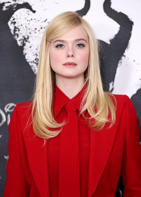 LONDON, ENGLAND - OCTOBER 10: Elle Fanning attends a photocall for Rainbow Hair Colour, Elle Fanning Style, Diy Hair Color, High Fashion Makeup, Pink Dye, Rainbow Hair Color, Hair Chalk, Disease Control, October 10