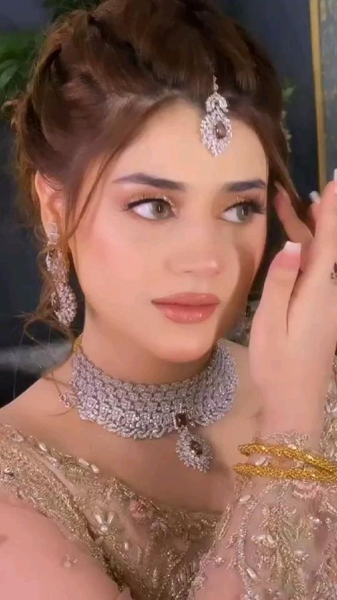 Light Bride Makeup Natural, Natural Bridal Makeup Pakistani, Light Makeup For Engagement, Pakistani Makeup Looks Wedding, Nude Makeup Looks Indian Wedding, Nude Makeup For Wedding, Natural Indian Bridal Makeup, Bridal Nude Makeup, Engagement Makeup Ideas Natural