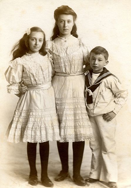 Sisters: Doesn't this look like our family pic w/ you,David and me? Edwardian Pictures, Victorian People Photographs, Edwardian Photos, 1900s Family Portrait, Edwardian Family Portrait, Vintage Children Photos, Antique Photography, Sailor Suit, 1900s Fashion