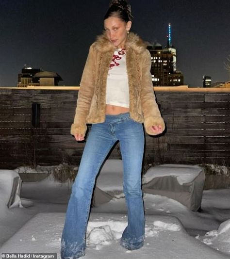 Bella Hadid flashes a glimpse of her taut midriff as she frolics in the snow | Daily Mail Online Mrs Bella, Snow Day Outfit, Outfits 2000s, Bella Hadid Outfits, Bella Hadid Style, Outfits Y2k, Outfit Jeans, Italian Outfits, 2000s Fashion