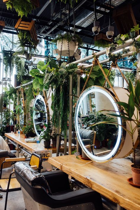 Botanical Salon Decor, Decoration Hair Salon, Hair Stand Ideas, Green And Gold Spa, Botanical Hair Salon Decor, Outdoor Salon Ideas, Tropical Salon Decor, Modern Salon Aesthetic, Hair Salon With Plants