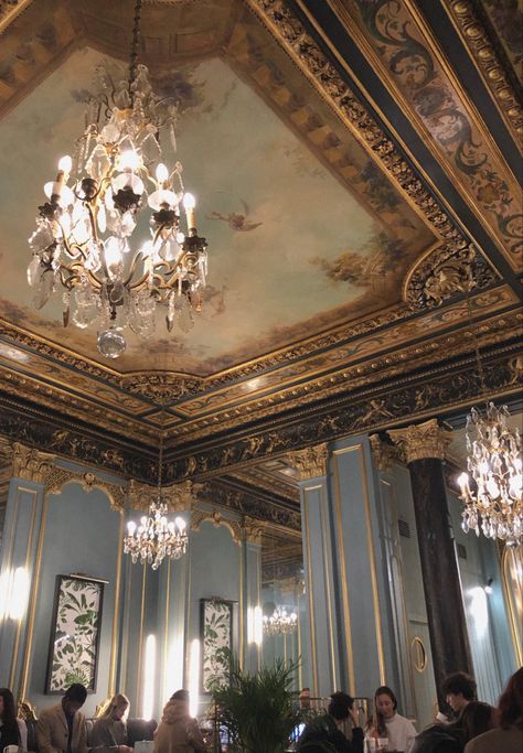 young folks studying in a chic starbucks at Opéra Garnier in Paris Fancy Vibes Aesthetic, Study In Paris Aesthetic, Starbucks In Paris, Paris Starbucks, Paris Spots, Paris Mood Board, Royal Architecture, Paris Vibe, Paris Bakery