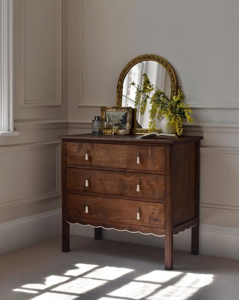 Introducing our bespoke masterpiece: a meticulous restoration of an antique Welsh dresser, paired with our Santiago Scalloped Mirror in Blend #31 🤍🐚✨. Handcrafted for K.W., it combines custom scallops and a sustainable Scottish oak top, achieving a contemporary, lighter aesthetic. The highlighted scallop edge and shadow white-painted drawer interiors harmonize flawlessly with the hallway walls. We're immensely proud of this statement piece and grateful for K.W.'s trust in our craftsmanship. Drawer Top Decor, Chest Of Drawers With Mirror, Antique Welsh Dresser, Chester Drawers, Scalloped Mirror, Hallway Walls, Three Drawer Chest, Welsh Dresser, Bedroom Chest Of Drawers