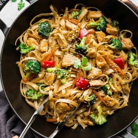 Mongolian Chicken Noodles - The Recipe Critic Spicy Stir Fry Sauce, Asian Stir Fry Sauce, Chicken Stir Fry With Noodles, Mongolian Chicken, Miracle Noodles, Asian Stir Fry, Chicken Veggies, Chicken Noodles, Chicken Noodle Recipes