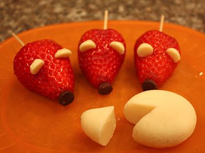 Strawberry mice snacks! All you need is strawberries, chocolate chips, and white chocolate chips! Strawberry Mice, Strawberry Mouse, Kreative Snacks, Fruit Creations, Pijama Party, Healthy Eating Snacks, Repeat Crafter Me, Cinderella Party, Party Buffet