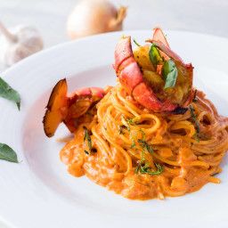 Creamy Lobster Curry Pasta Lobster Curry, Pasta Plating, Easy Lobster Tail Recipe, Lobster Pasta Recipe, Creamy Curry Sauce, Authentic Asian Food, Lobster Pasta, Creamy Curry, Lobster Dishes