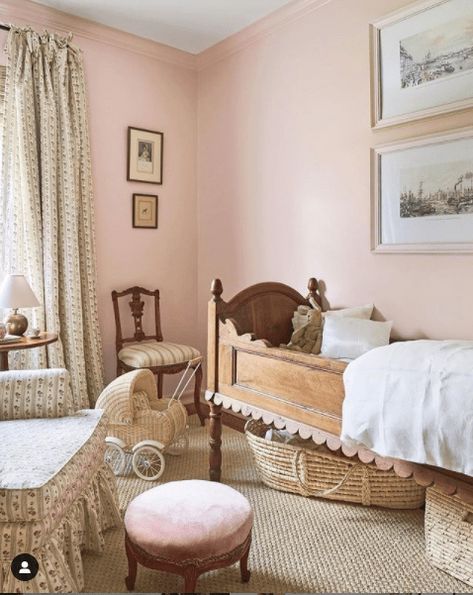 Pink Paint Colors, Antique Bedroom, Bg Design, Brown Furniture, Girl’s Room, Big Girl Rooms, Pink Room, Baby's Room, Pink Walls