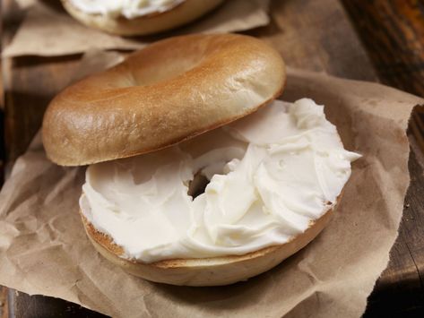 Healthy Bagel, Cream Cheese Breakfast, Plain Bagel, Cheese Bagels, Bagel Cream Cheese, Breakfast Bagel, Cream Cheese Recipes, Everything Bagel, Food Pairings